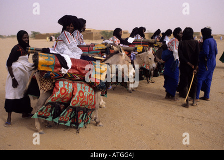 In-Gall, in der Nähe von Agadez, Niger. Tuareg Frauen bereitet sich auf eine Hochzeit zu besuchen. Stockfoto