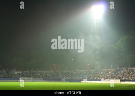 Nach der Schlacht auf dem Stadion Licht in die Rauchwolke Stockfoto