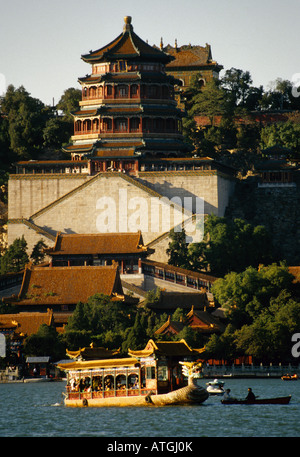 Sommer Palast Drachenboot am Kunming-See mit Langlebigkeit Hügel im Hintergrund in Peking Stockfoto