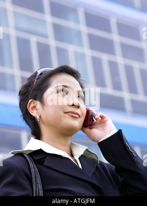 Geschäftsfrau auf Handy, im freien Stockfoto