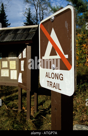Kein Camping entlang Weg Zeichen im White Mountain National Forest Stockfoto