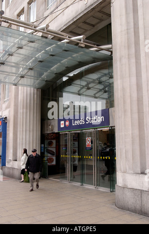 Eingang zum Leeds City Station vom Stadtplatz Stockfoto