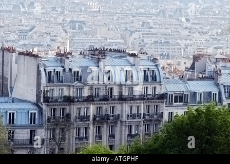 Gebäude mit Mansard-Dächer und einen Blick auf Paris Frankreich vom Abschnitt Montmartre aus gesehen Stockfoto