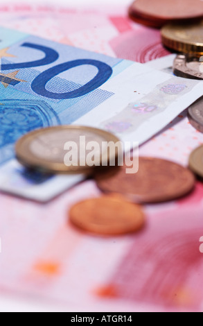 Eurobanknoten und-Münzen Stockfoto