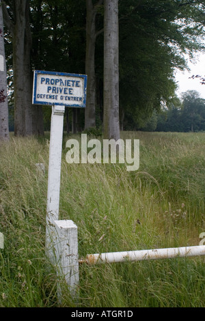 Verteidigung d'entrer Zeichen im Feld Privateigentum Stockfoto