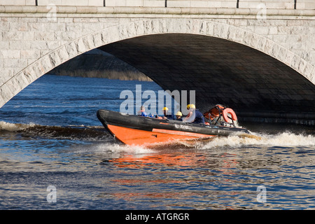 Offshore Überlebenstraining Kurse; Rettungsboot Ausbildung Hafen der Stadt Aberdeen, Aberdeenshire, Schottland Großbritannien Stockfoto