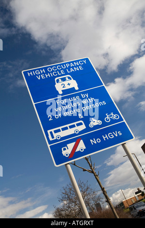 Zeichen für 2 + Car Sharing Lane in Leeds auf die A647 Stockfoto