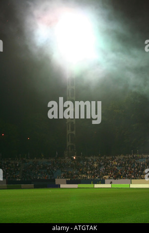 Nach der Schlacht auf dem Stadion Licht in die Rauchwolke Stockfoto