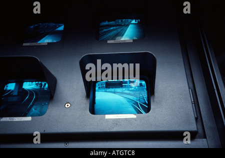 Bildschirme in CCTV-zentrale Bahnhof Berlin Deutschland Stockfoto
