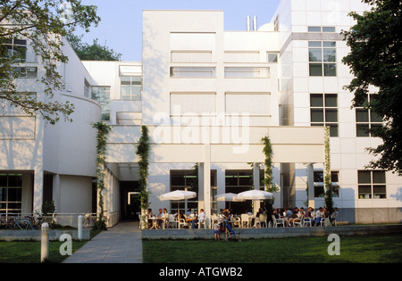 Leute sitzen in einem Café vor Museum Fuer Angewandte Kunst Frankfurt Hessen Deutschland Stockfoto