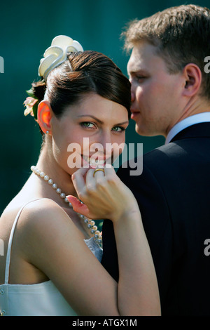 Schöne lächelnde Braut in weiß Hochzeit Kleid mit neuer Mann Stockfoto