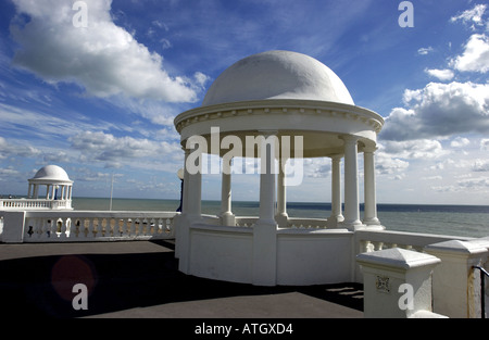 Die Kolonnaden und Balustrade auf der Strandpromenade von der Art Deco De La Warr Pavilion in Bexhill on Sea Stockfoto