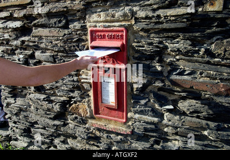 Briefkasten in einer alten Schiefer Mauer im Meer Fischen Dorf von Port Gaverne in der Nähe von Port Isaac North Cornwall gebaut Stockfoto