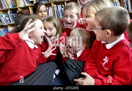 Hell wach jungen und Mädchen in einer Grundschulklasse storytelling Stockfoto