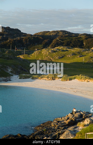 dh Northwest Highlands Coast ACHMELVICH BAY BEACH SUTHERLAND paar Touristen idyllisch schottisches Hochland Ziel abgelegene Reise Landschaft Schottland Stockfoto