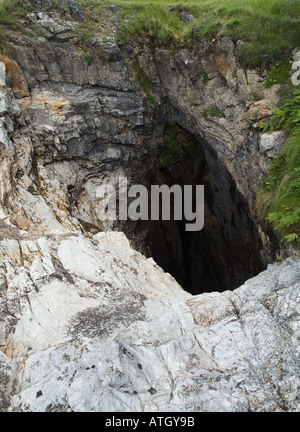 dh Smoo Cave DURNESS SUTHERLAND Schottland Vertikalschaft Falis Smoo Oder Schornstein Rocky Sink Hole North Coast 500 Geologie uk schottisches Hochland Stockfoto