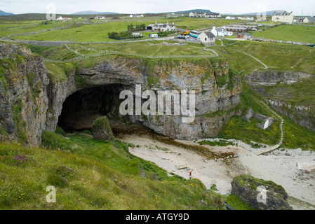 Dh Smoo Höhle DURNESS SUTHERLAND Eingang Smoo Höhle und Häuser des Dorfes basalt Schottland Tropfsteinhöhlen Stockfoto