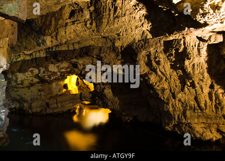 dh Smoo Cave DURNESS SUTHERLAND Lichter im Smoo Cave Meer Cliff Kalkstein Geologie schottland Höhlen Tunnel Basalt Gestein unterirdisch Stockfoto
