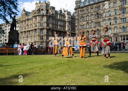 dh Princes Street Gardens PRINCES STREET EDINBURGH Kinder der Sea Truppe Tänzer Sri Lanka Tsunami Überlebenden Stadt Fringe Festival Sri lanka Stockfoto