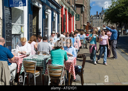 dh Petit Paris Cafe GRASSMARKET EDINBURGH SCOTLAND Festival Diners Pflaster Street Food schottische geschäftige Stadt Sommer Touristen Menschen Stockfoto