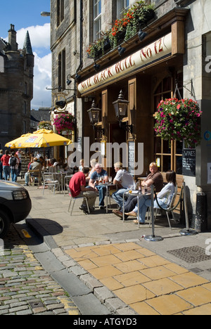 dh The Black Bull No12 Pub GRASSMARKET EDINBURGH Scottish Edinburgh Festival Pavement People Pubs Trinken sommer Schottland Freunde draußen Stockfoto