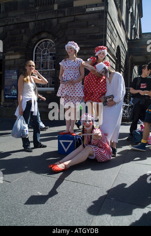 dh Edinburgh Fringe Festival ROYAL MILE EDINBURGH The Fringe Mädchen Schauspielerinnen im Pyjama Werbung ihre Show The Eindringlinge Stockfoto