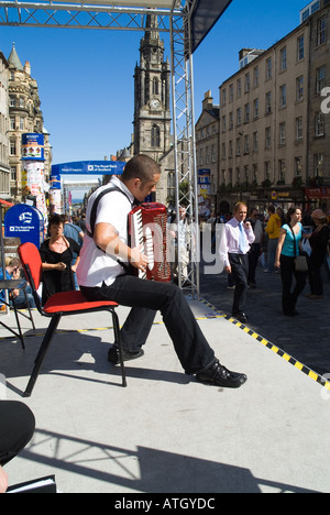 dh Edinburgh Fringe Festival ROYAL MILE EDINBURGH The Fringe Accordianist spielen, um die High Street-Massen Stockfoto