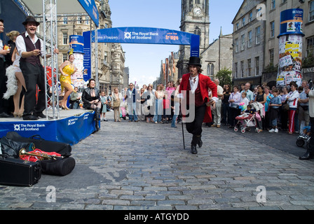 dh Edinburgh Fringe Festival ROYAL MILE EDINBURGH The Fringe Schauspieler Werbung ihre Show The Sägemehl Circle Stockfoto