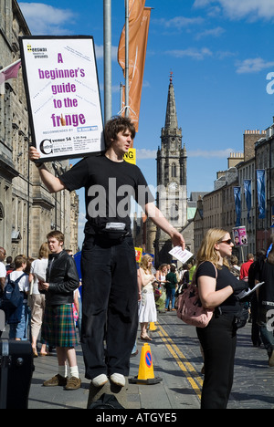 dh Edinburgh Fringe Festival ROYAL MILE EDINBURGH Selling A Beginners Guide to the Fringe programs Programmbroschüren Poster Street uk Festivals Stockfoto