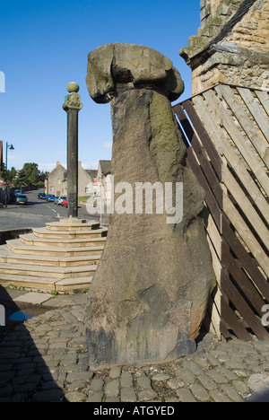 dh Stein von Mannan CLACKMANNAN CLACKMANNANSHIRE Tollbooth Mercat Kreuz prähistorischen Monolith Schottland Stadt Stockfoto