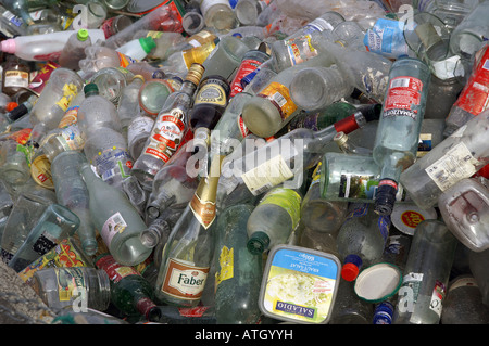 Geborgen - weiße Glasflaschen in recycling-Anlage - Weißglas / Altglas in Sammelstelle Stockfoto