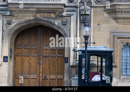 Eingang zu den Houses of Parliament, von Polizisten bewacht Stockfoto