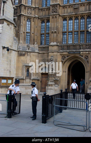 Eingang zu den Houses of Parliament, von Polizisten bewacht Stockfoto