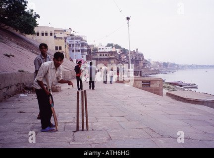 Fussball, Ghats von Varanasi, Indien Stockfoto