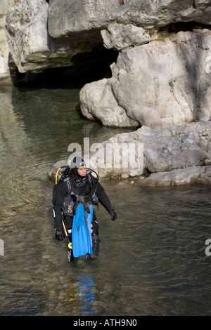 Taucher im Fluss, mitten im Winter Italien Stockfoto