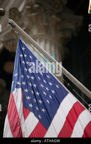 Amerikanische Flagge vor der Säule der offiziellen Gebäude New York 2006 Stockfoto