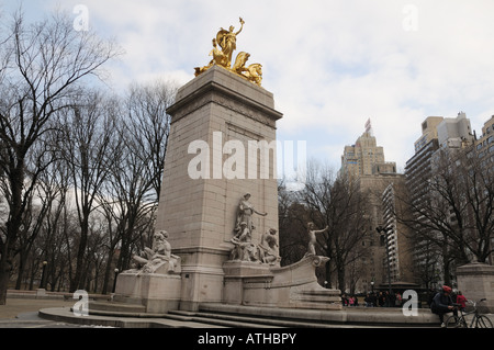 Ein Denkmal erinnert an der südwestlichen Ecke des Manhattans Central Park das Schlachtschiff USS Maine, das sank im Hafen von Havanna. Stockfoto