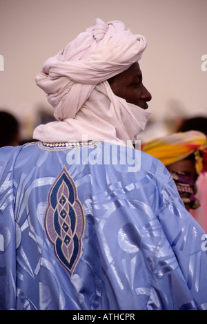 In-Gall, in der Nähe von Agadez, Niger. Tuareg-Mann, bestickte Boubou, Turban Stockfoto