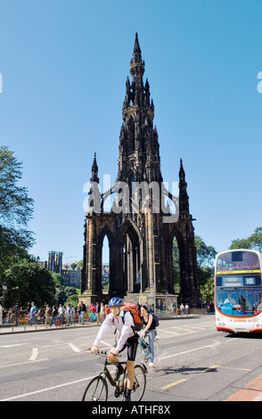 Über die Princes Street nach Scott Monument und Princes Street Gardens, Edinburgh, Schottland, Großbritannien Stockfoto