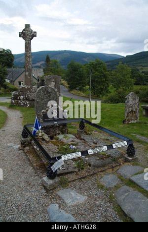 dh Rob Roys Grave BALQUHIDDER FRIEDHOF STIRLINGSHIRE UK Rob Roy macgregor in schottischen Clangräbern schottland mcgregor Grabsteine Stockfoto