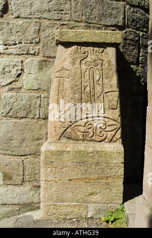 dh Pictish Art Carving ABERNETHY PERTHSHIRE SCHOTTLAND auf Stein bei Fuß des irischen runden Turms aus dem 1. Jahrhundert keltische Monolith-Steine Stockfoto