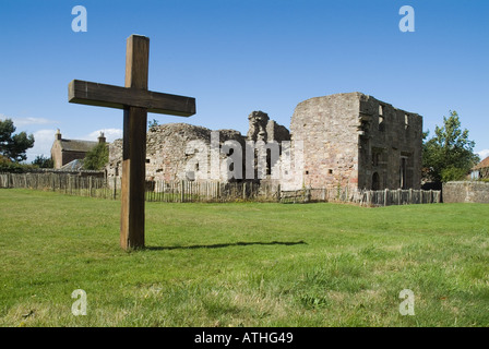 dh Balmerino Abbey BALMERINO FIFE ruiniert verlassene Zisterzienserkloster aus dem 13th. Jahrhundert und Holzkreuz Stockfoto