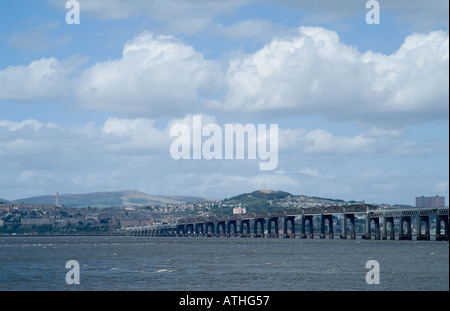 dh Tay Railway Bridge DUNDEE ANGUS Schottische Brücken über den Fluss Tay mit der Mündung der Stadt dundee scotland Stockfoto