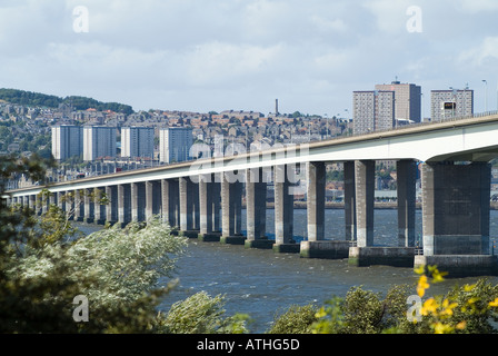 dh Tay Road Bridge DUNDEE ANGUS Bridge über den Fluss Tay mit der Stadt schottland a92 Stockfoto