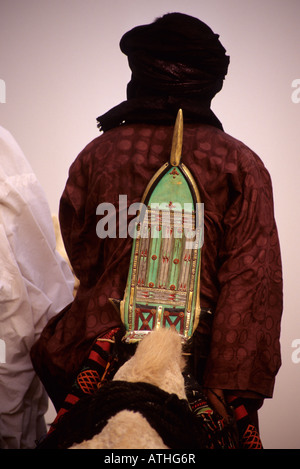 In-Gall, in der Nähe von Agadez, Niger. Tuareg und Kamel Sattel von hinten Stockfoto