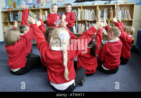 Hell wach jungen und Mädchen in einer Grundschulklasse storytelling Stockfoto