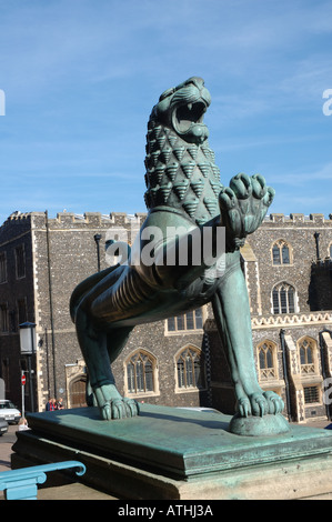 Löwen-Statue am Eingang an Norwich City Hall Stockfoto