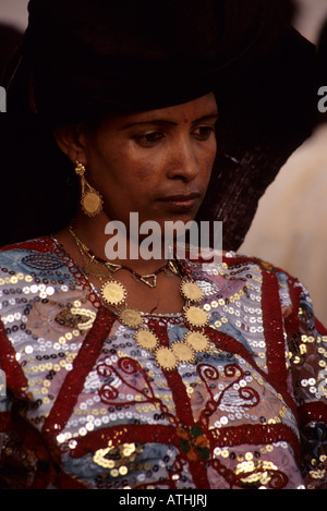 In Galle in der Nähe von Agadez, Niger. Tuareg Frau verkleidet, um eine Hochzeit zu besuchen Stockfoto