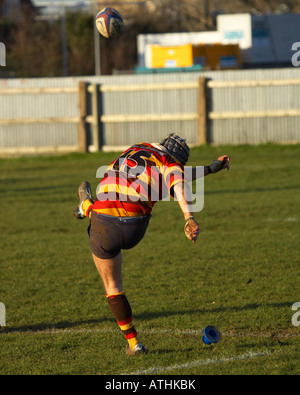 Bicester Rugby-Spieler treten Konvertierung Stockfoto