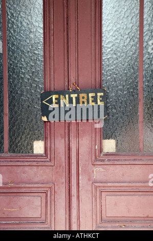 rote Tür mit einem Holzschild Entree in französischer Sprache Stockfoto